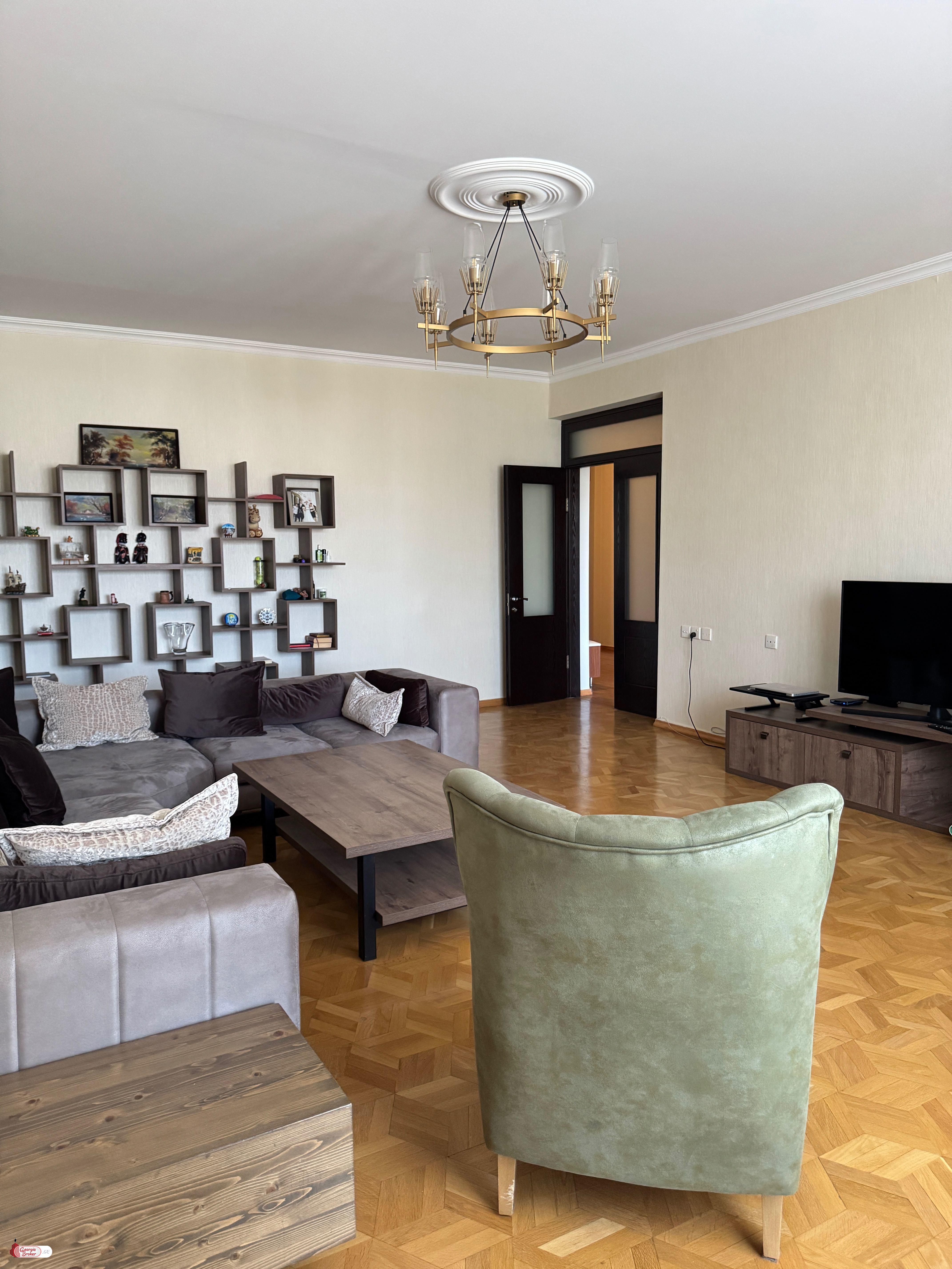 продается квартира с новым ремонтом 5-комнат