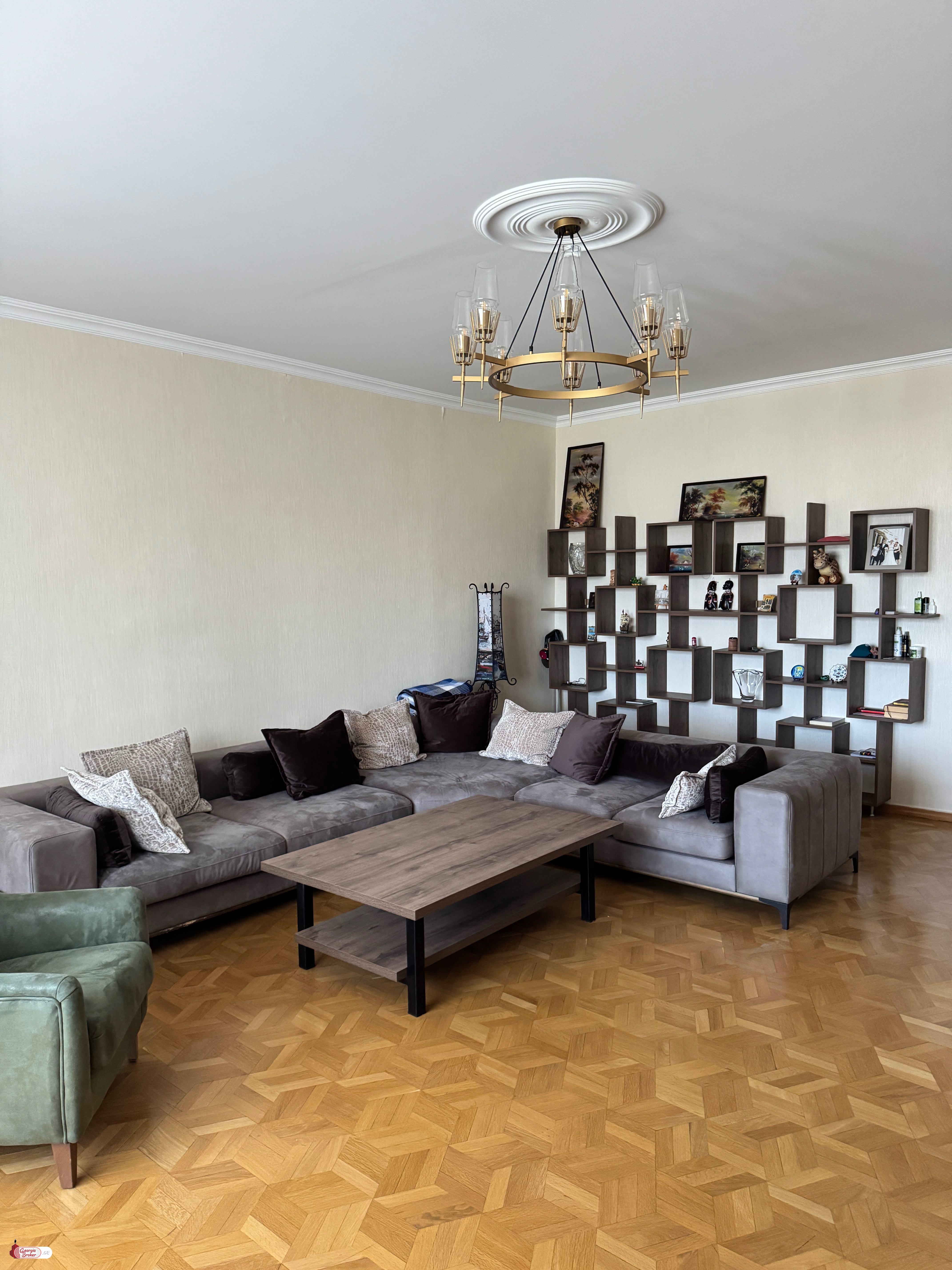 продается квартира с новым ремонтом 5-комнат