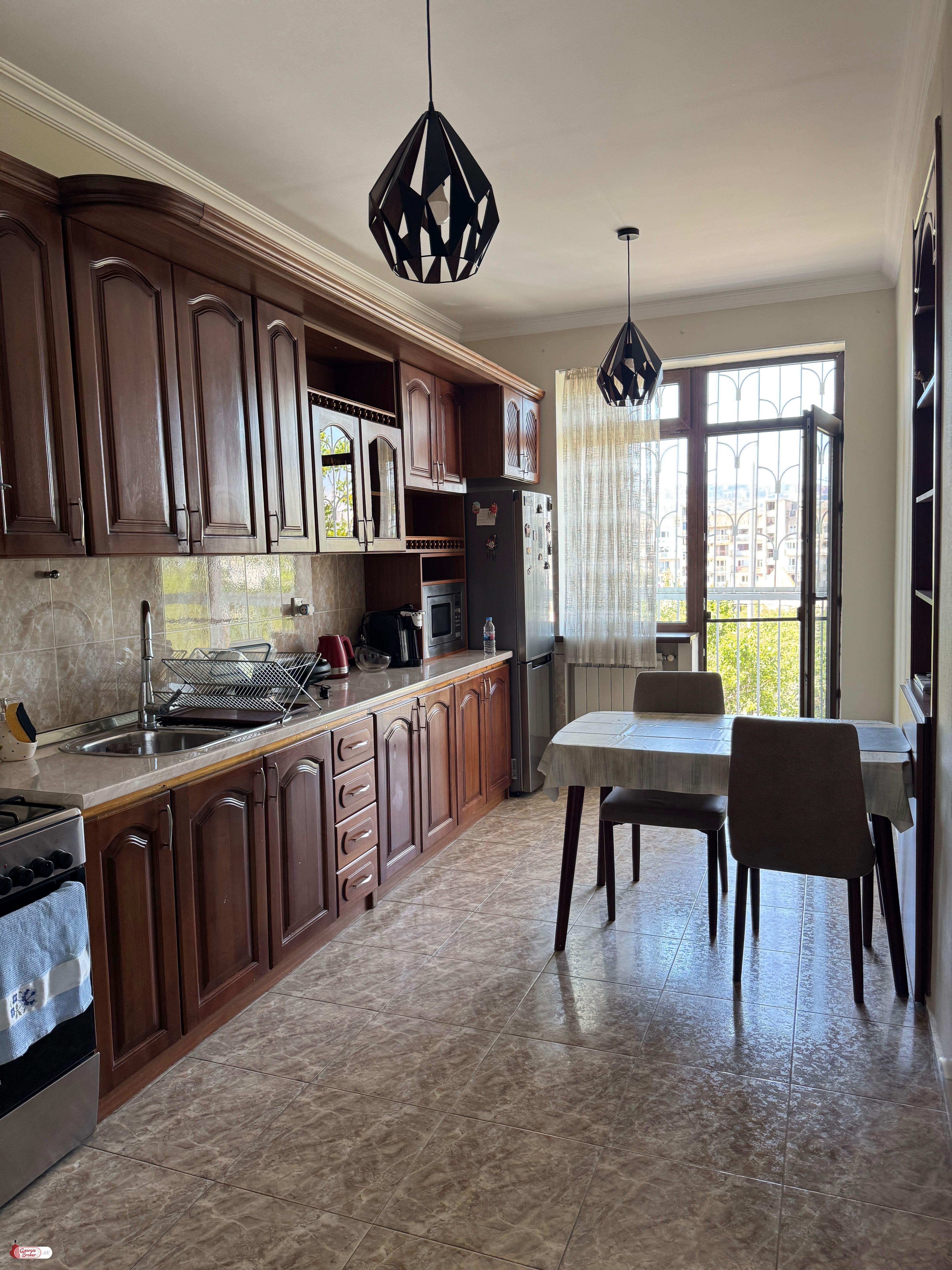 продается квартира с новым ремонтом 5-комнат