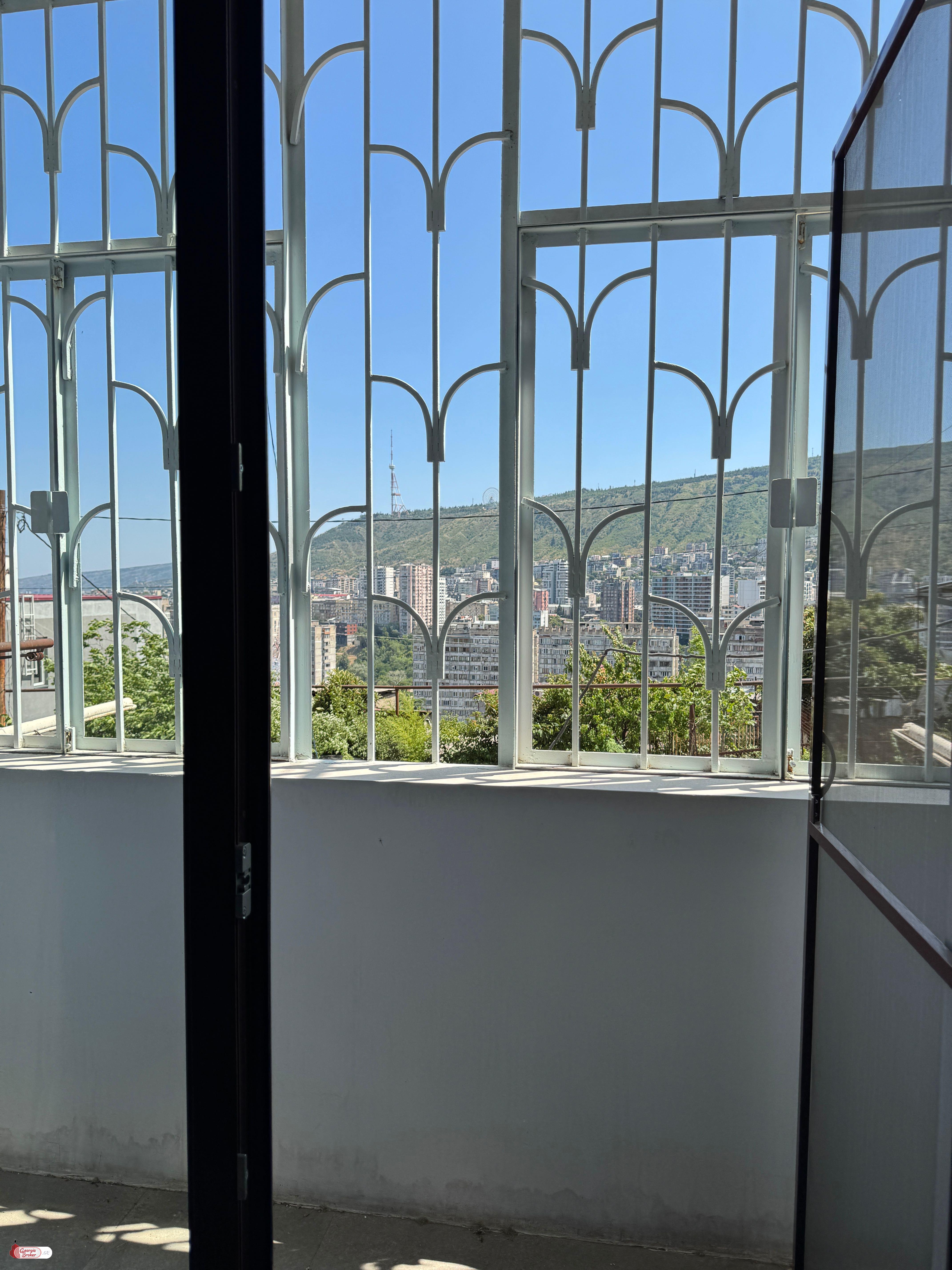 продается квартира с новым ремонтом 5-комнат