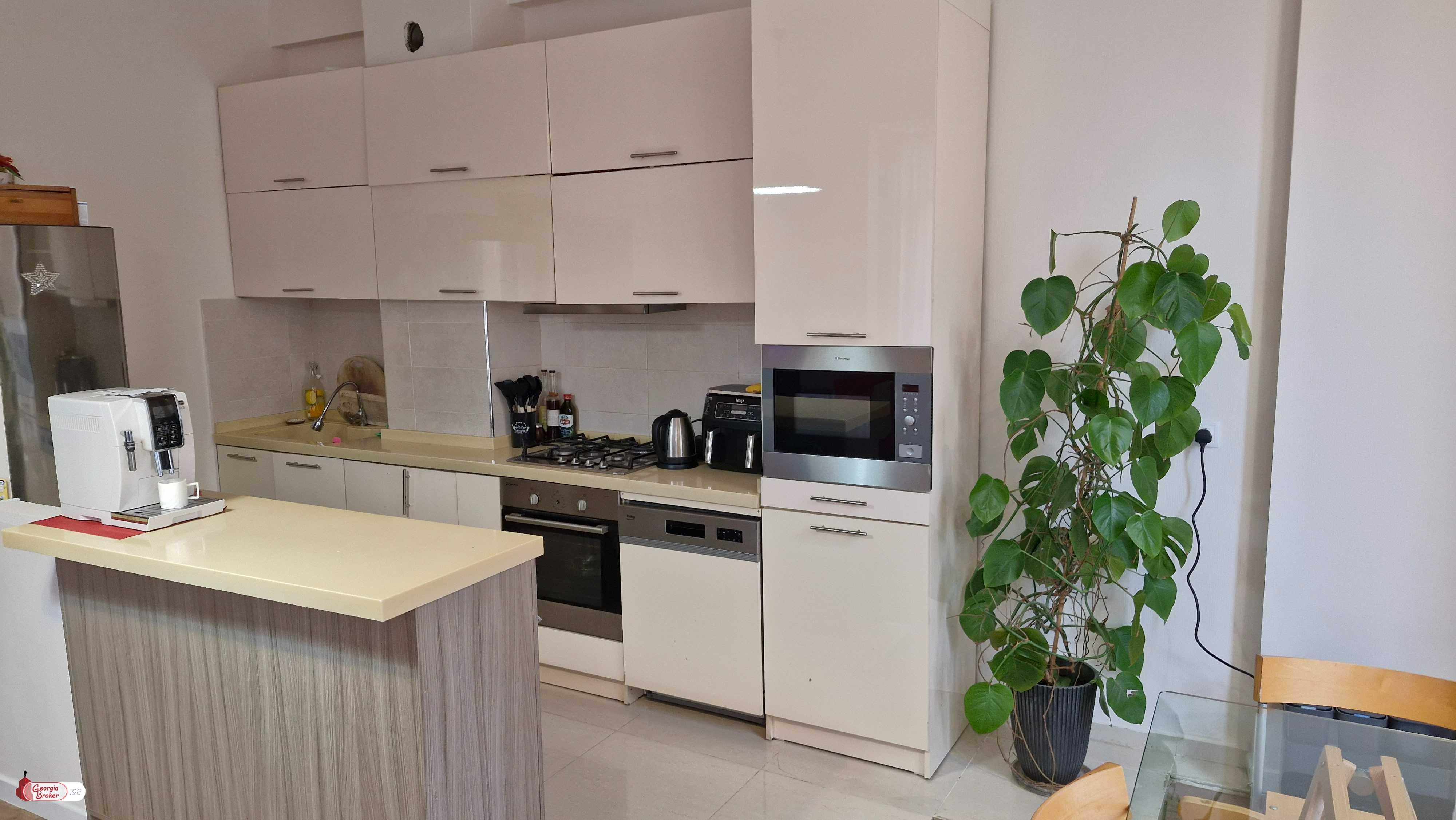 продается квартира с новым ремонтом 3-комнаты