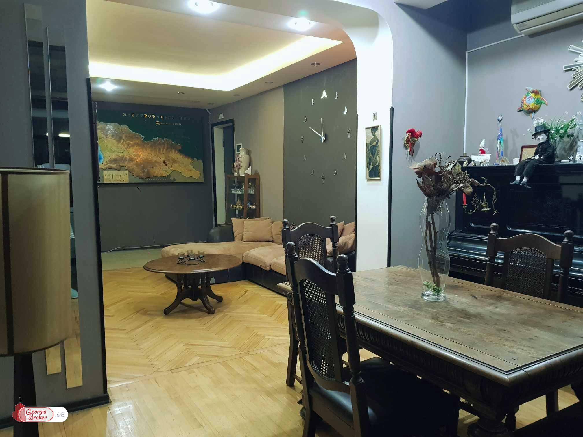 продается квартира с новым ремонтом 4-комнаты