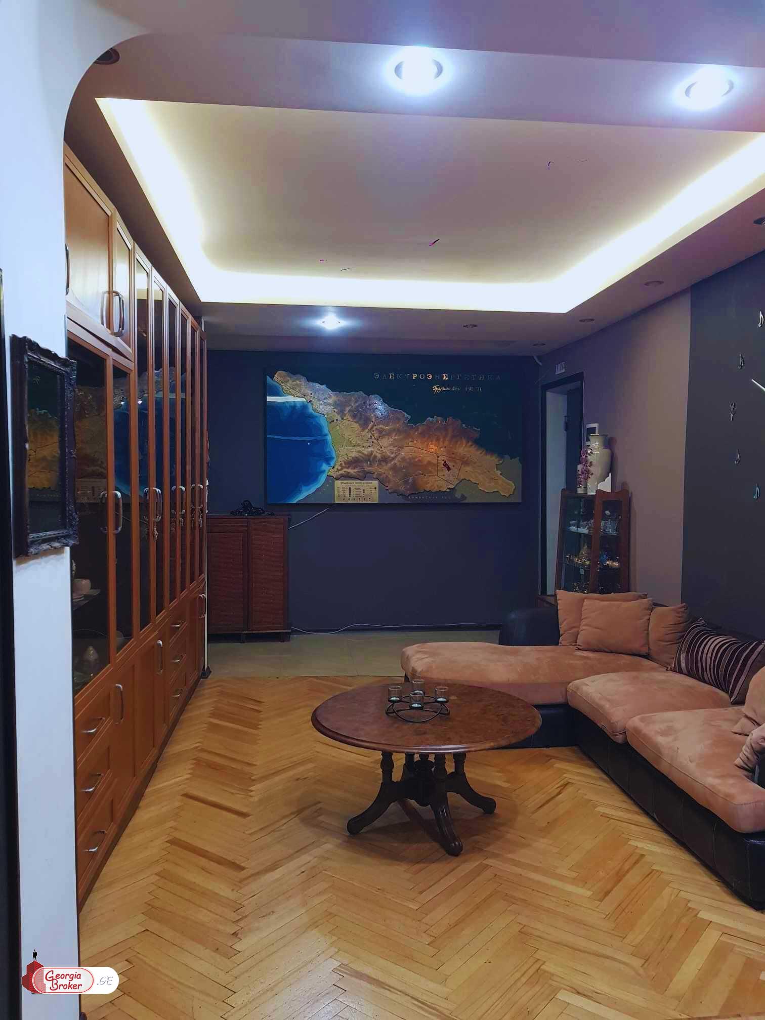 продается квартира с новым ремонтом 4-комнаты