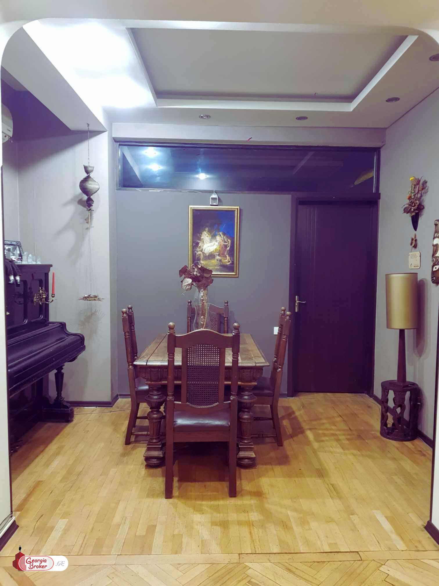 продается квартира с новым ремонтом 4-комнаты