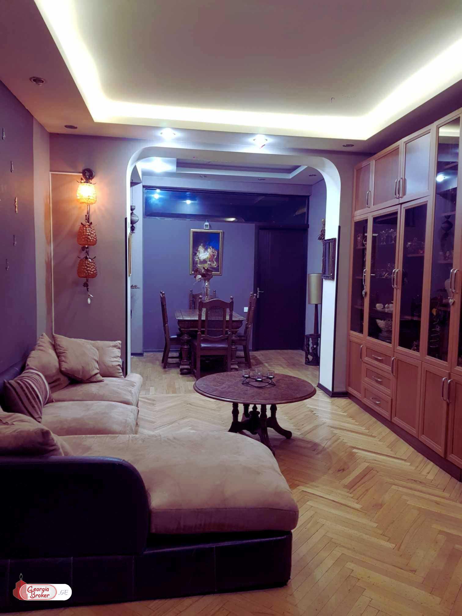 продается квартира с новым ремонтом 4-комнаты