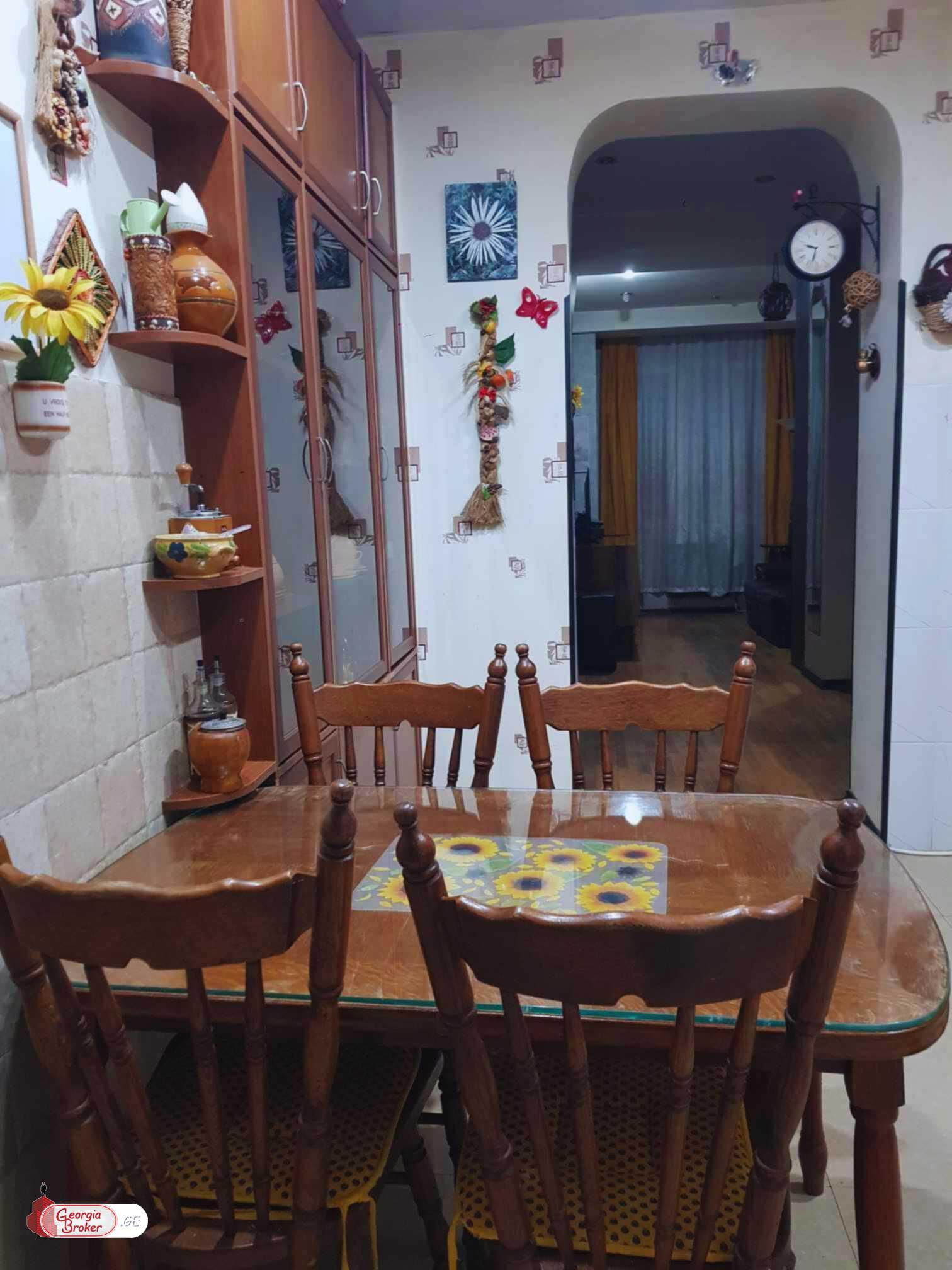 продается квартира с новым ремонтом 4-комнаты