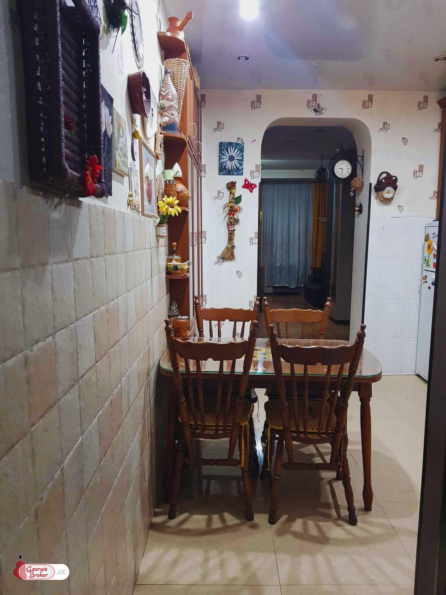 продается квартира с новым ремонтом 4-комнаты