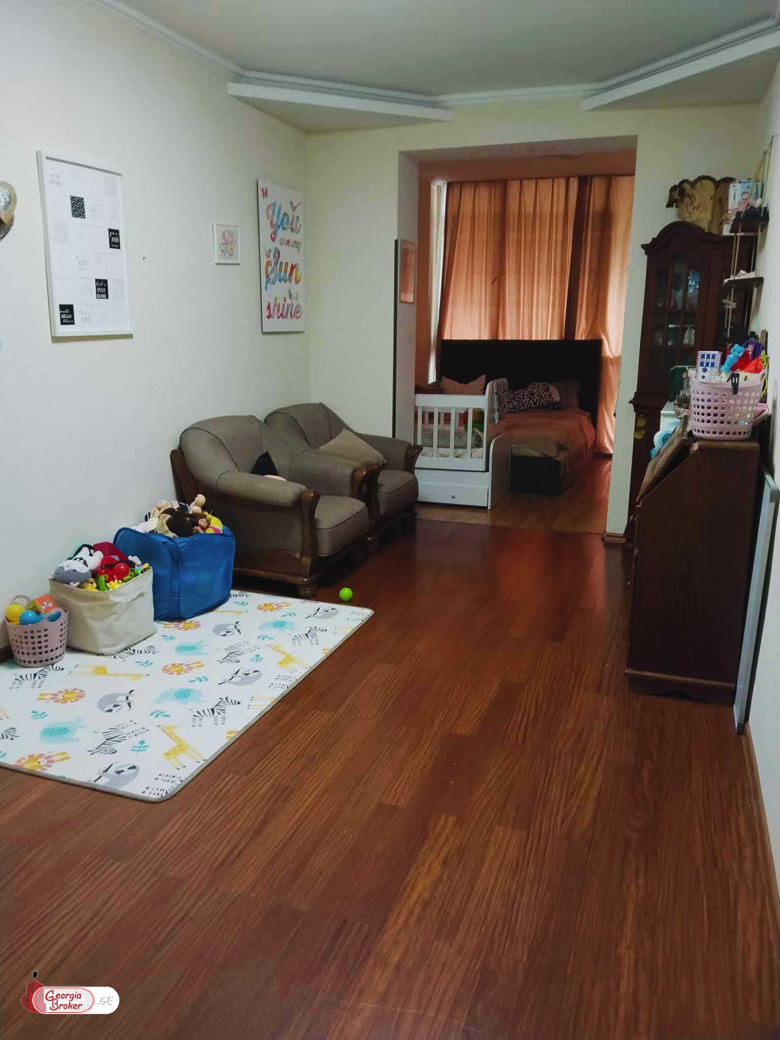 продается квартира с новым ремонтом 4-комнаты