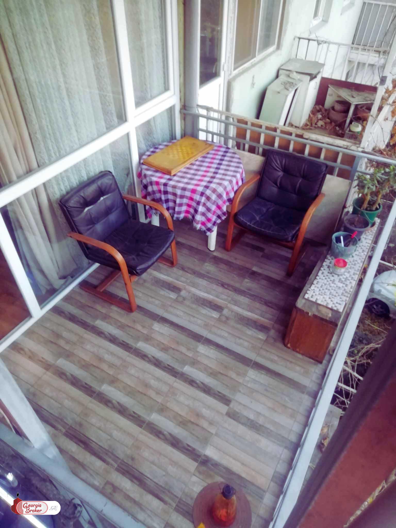 продается квартира с новым ремонтом 4-комнаты