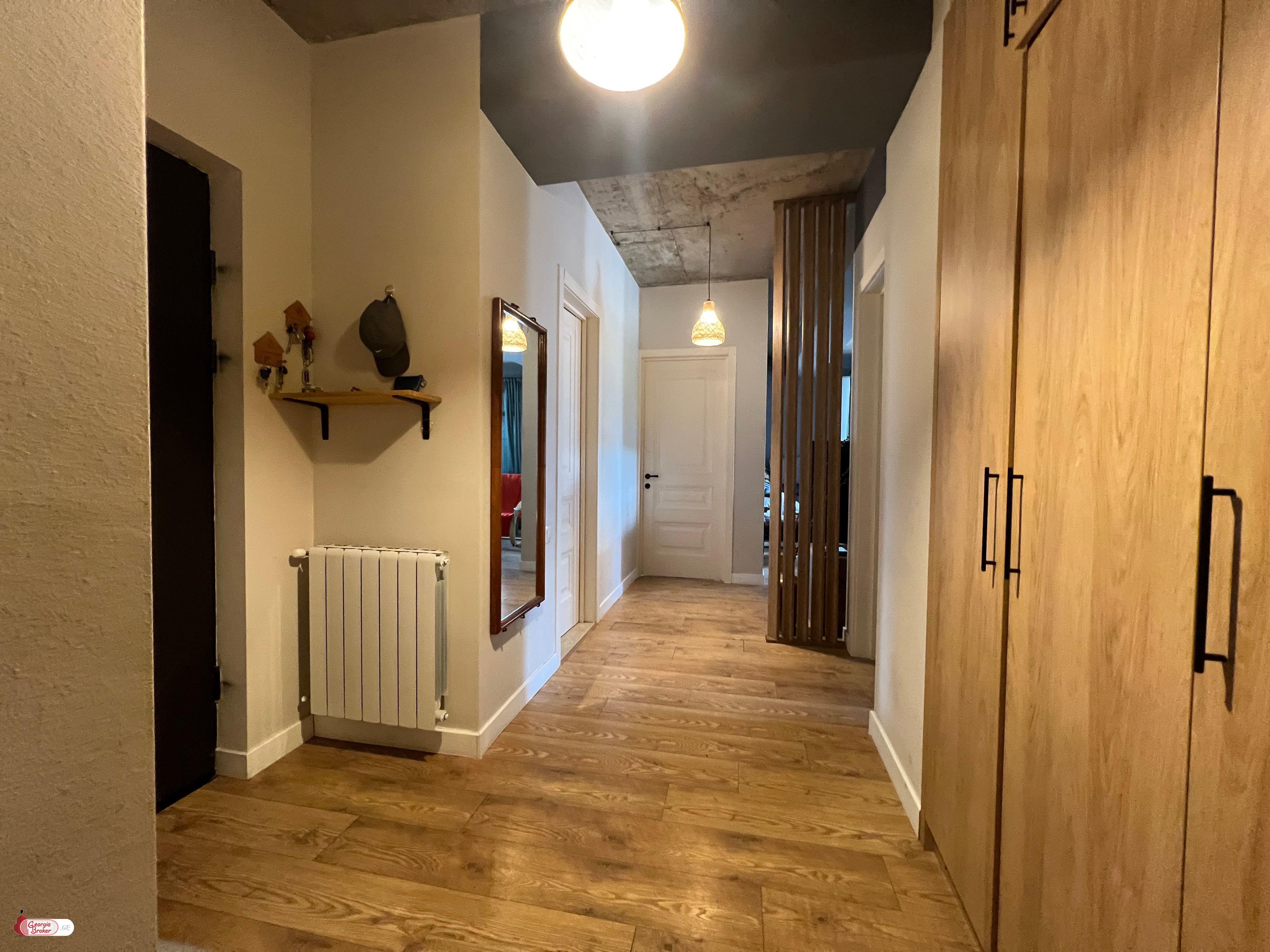 продается квартира с новым ремонтом 4-комнаты