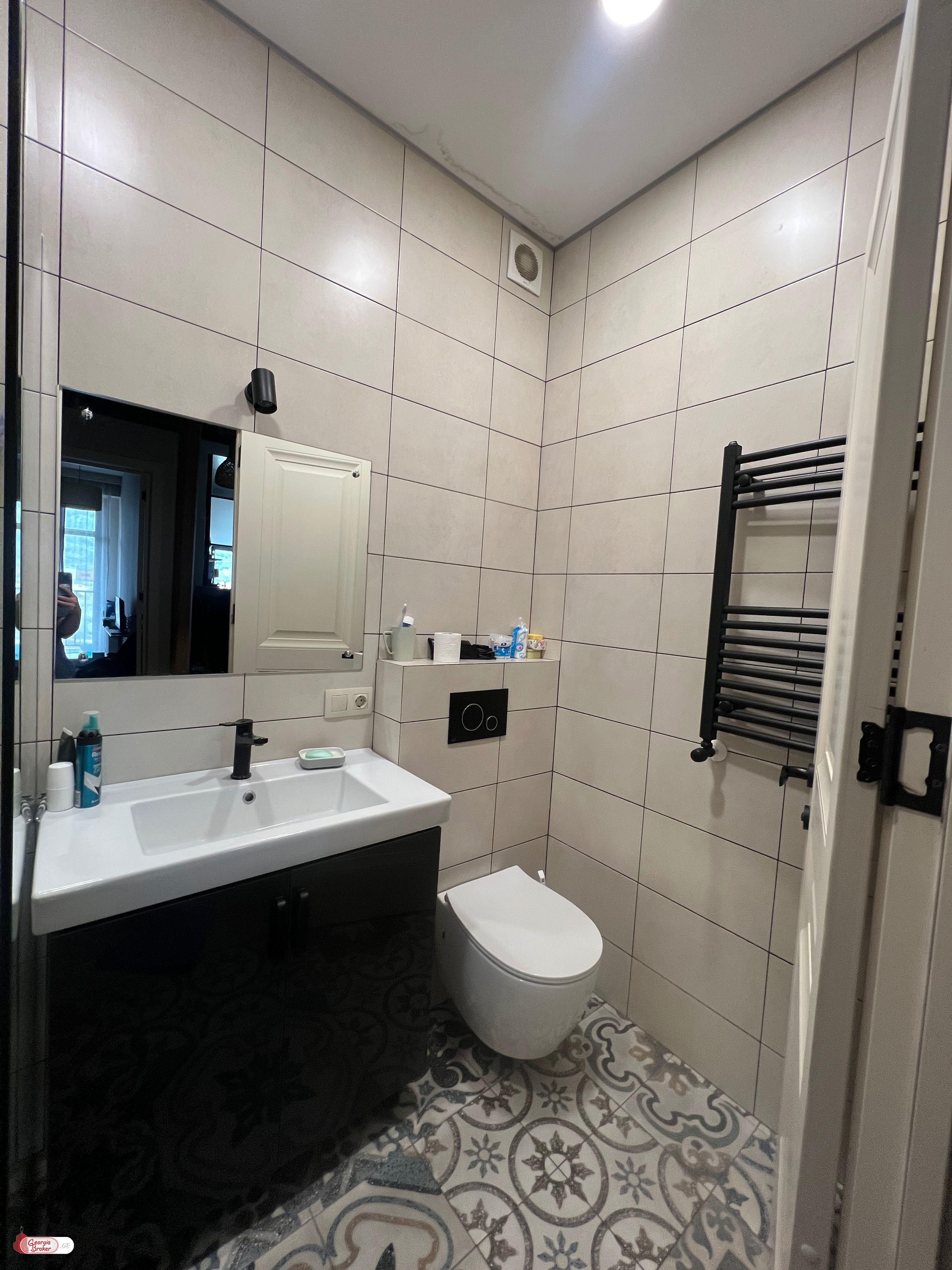 продается квартира с новым ремонтом 4-комнаты