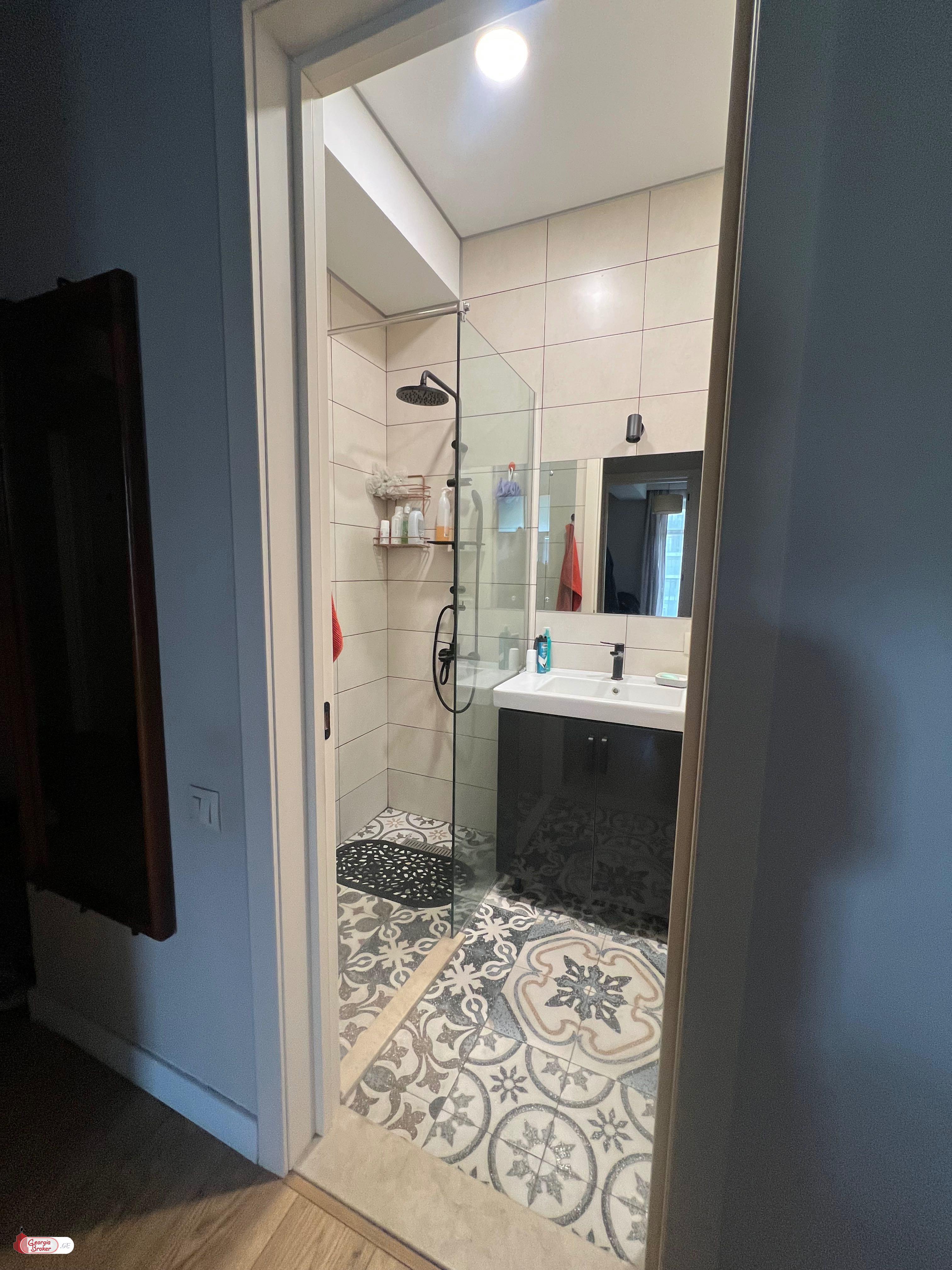 продается квартира с новым ремонтом 4-комнаты