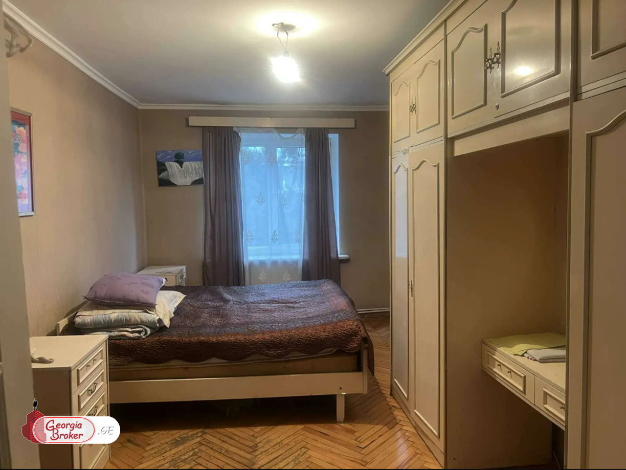 продается квартира со старым ремонтом 3-комнаты