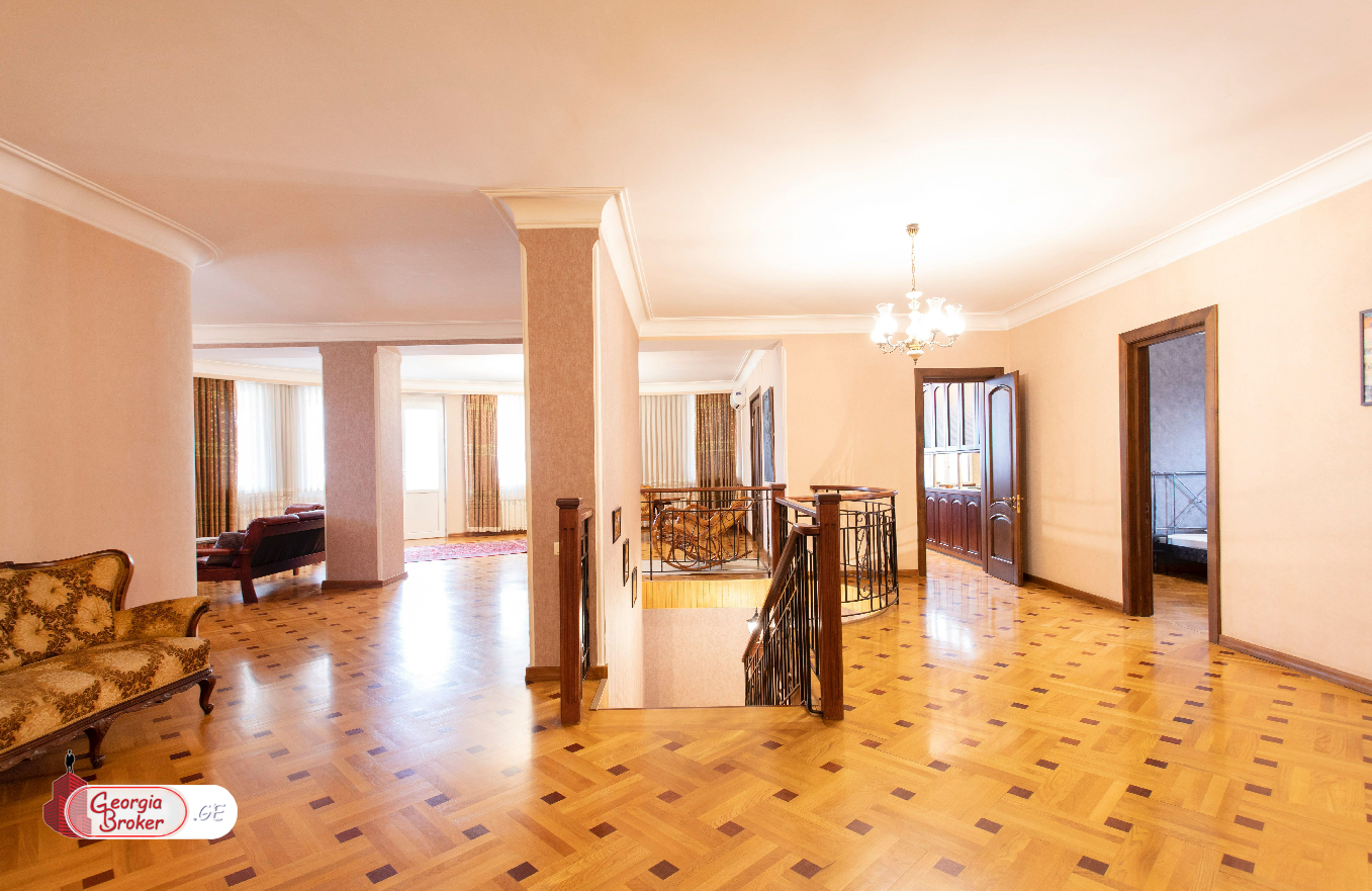 в аренду квартира с новым ремонтом 6-комнат