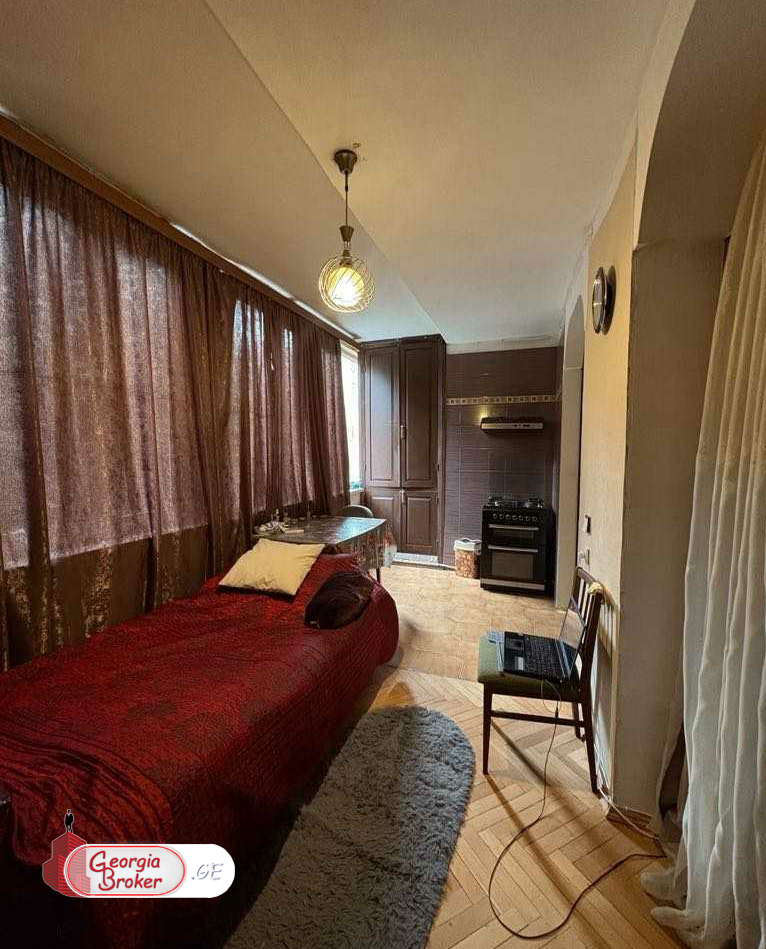 продается квартира со старым ремонтом 4-комнаты