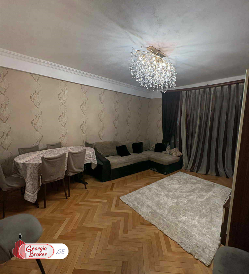 продается квартира со старым ремонтом 4-комнаты