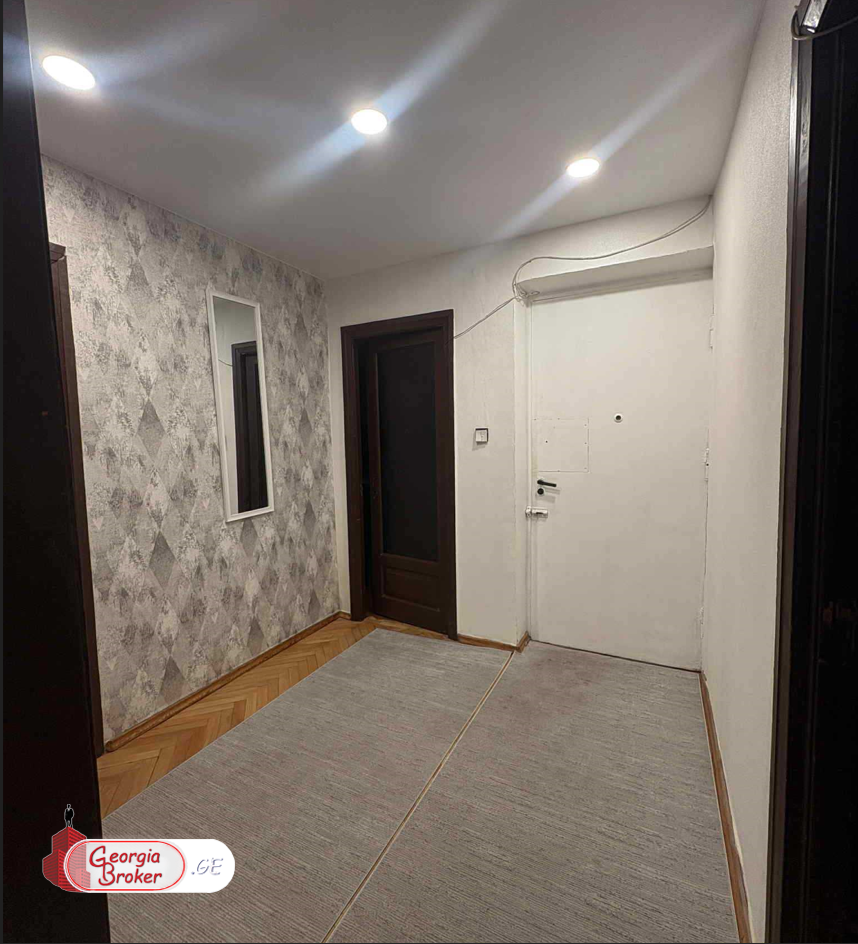 продается квартира со старым ремонтом 4-комнаты