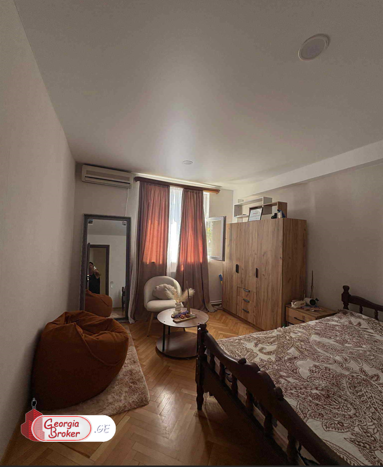 продается квартира со старым ремонтом 4-комнаты