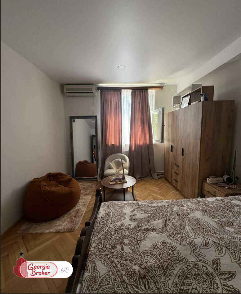 продается квартира со старым ремонтом 4-комнаты