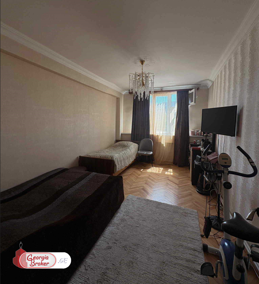 продается квартира со старым ремонтом 4-комнаты