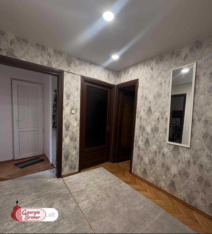 продается квартира со старым ремонтом 4-комнаты