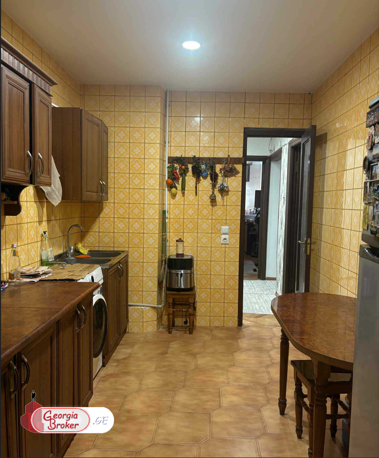 продается квартира со старым ремонтом 4-комнаты