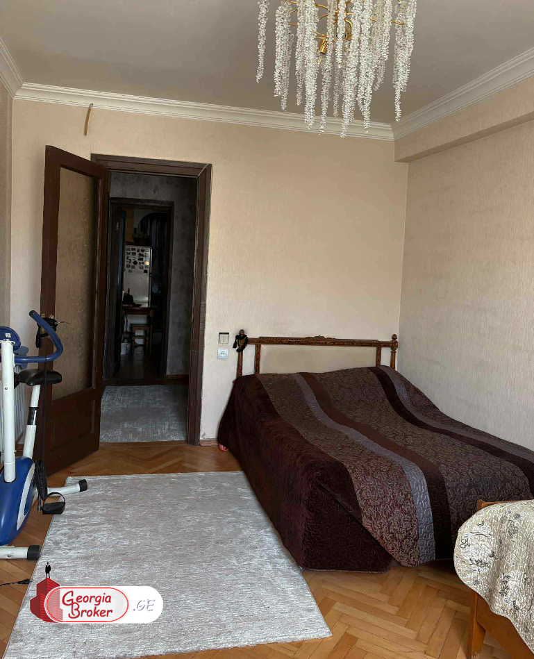 продается квартира со старым ремонтом 4-комнаты