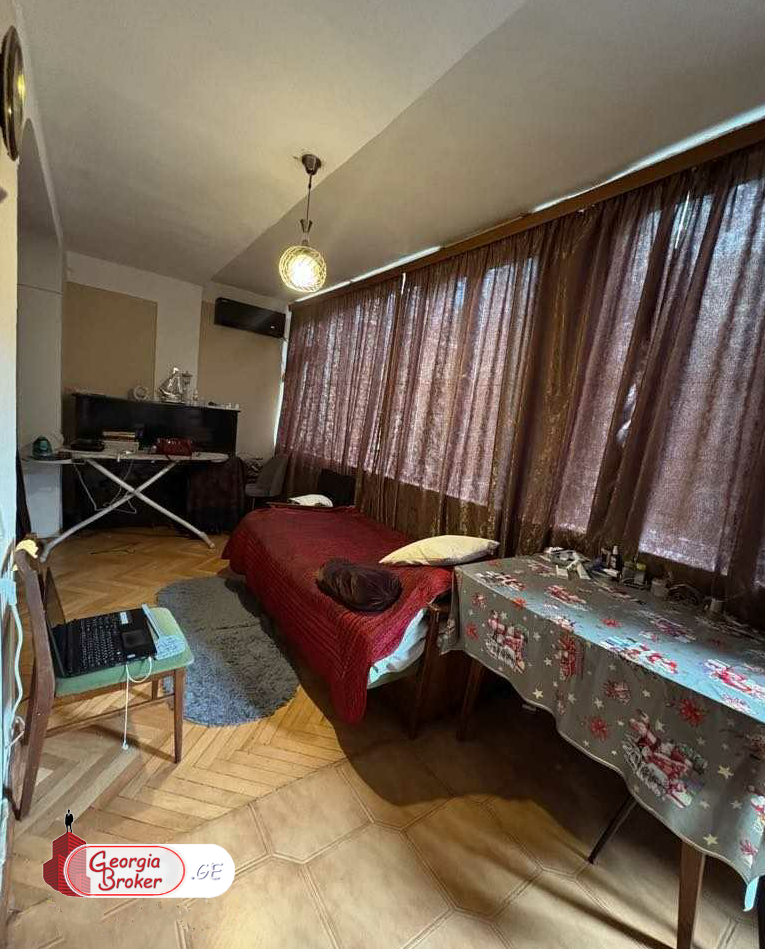 продается квартира со старым ремонтом 4-комнаты