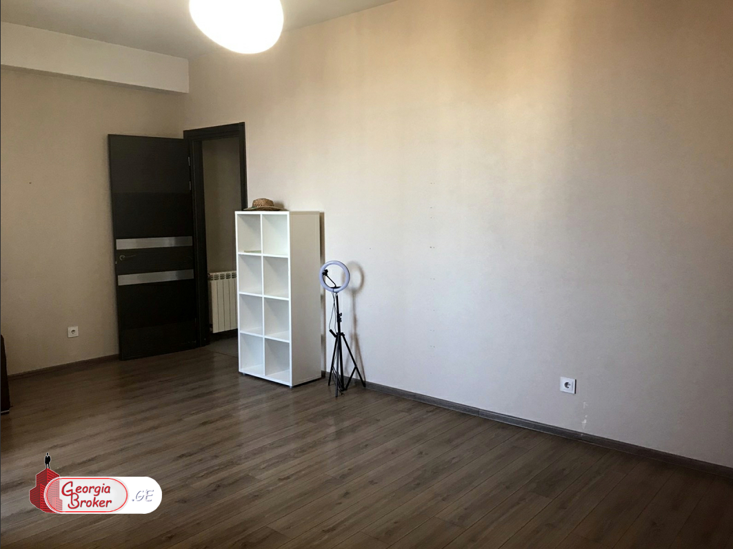 продается квартира с новым ремонтом 5-комнат