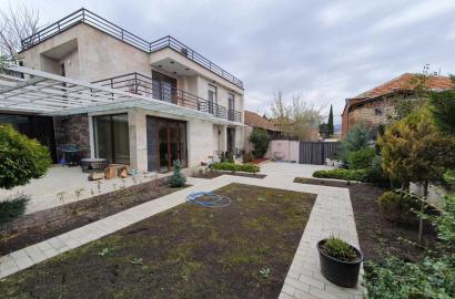 იყიდება ახალი გარემონტებული 6 ოთახიანი სახლი