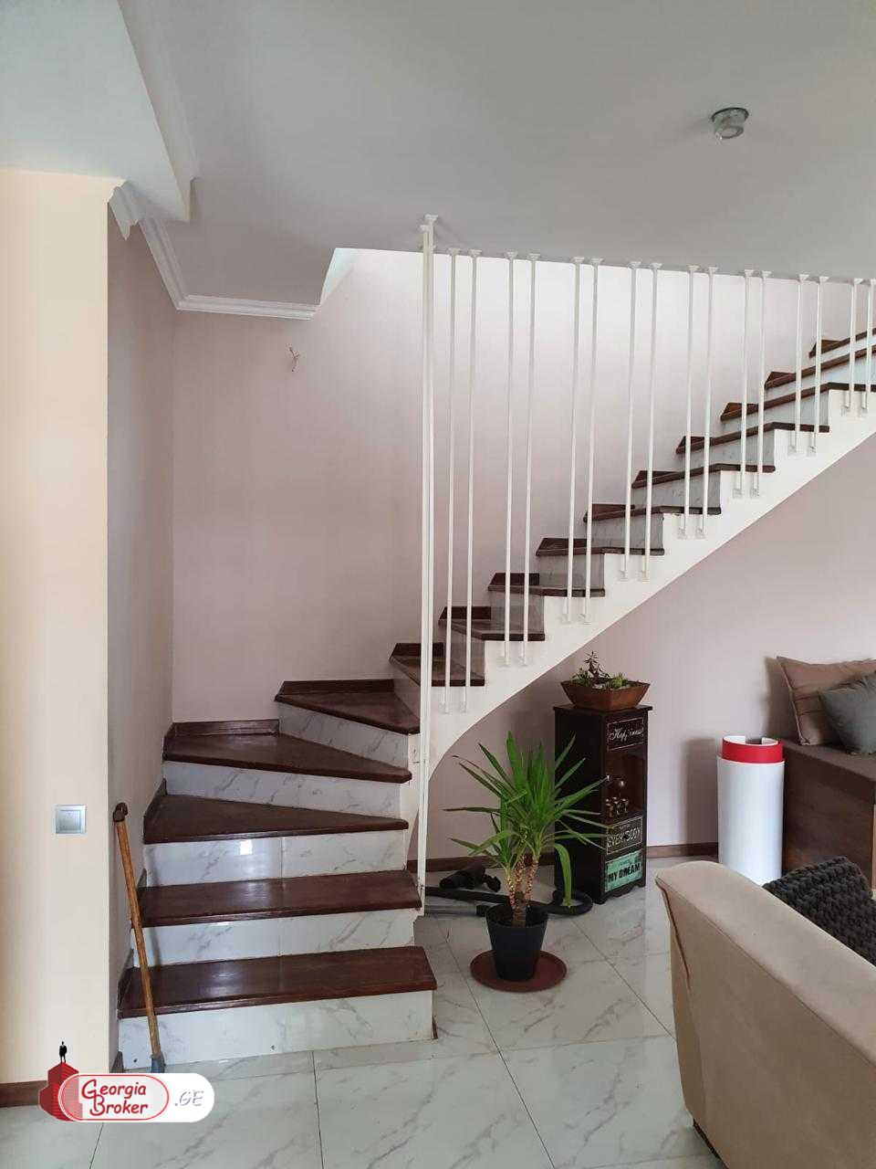 იყიდება ახალი გარემონტებული 6 ოთახიანი სახლი