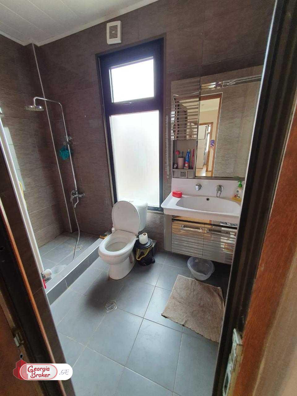 იყიდება ახალი გარემონტებული 6 ოთახიანი სახლი