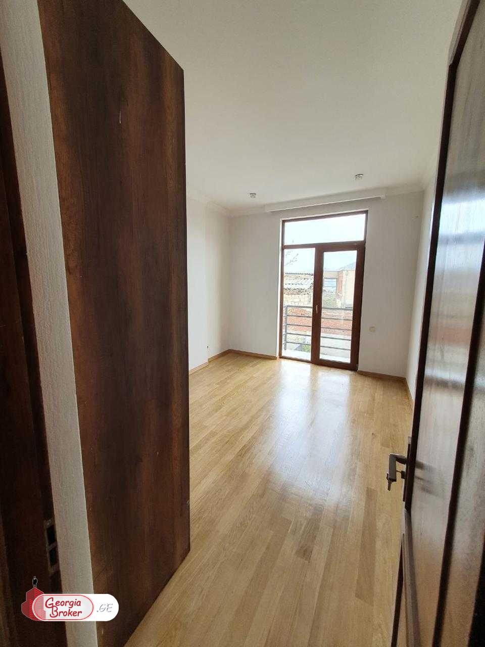 იყიდება ახალი გარემონტებული 6 ოთახიანი სახლი