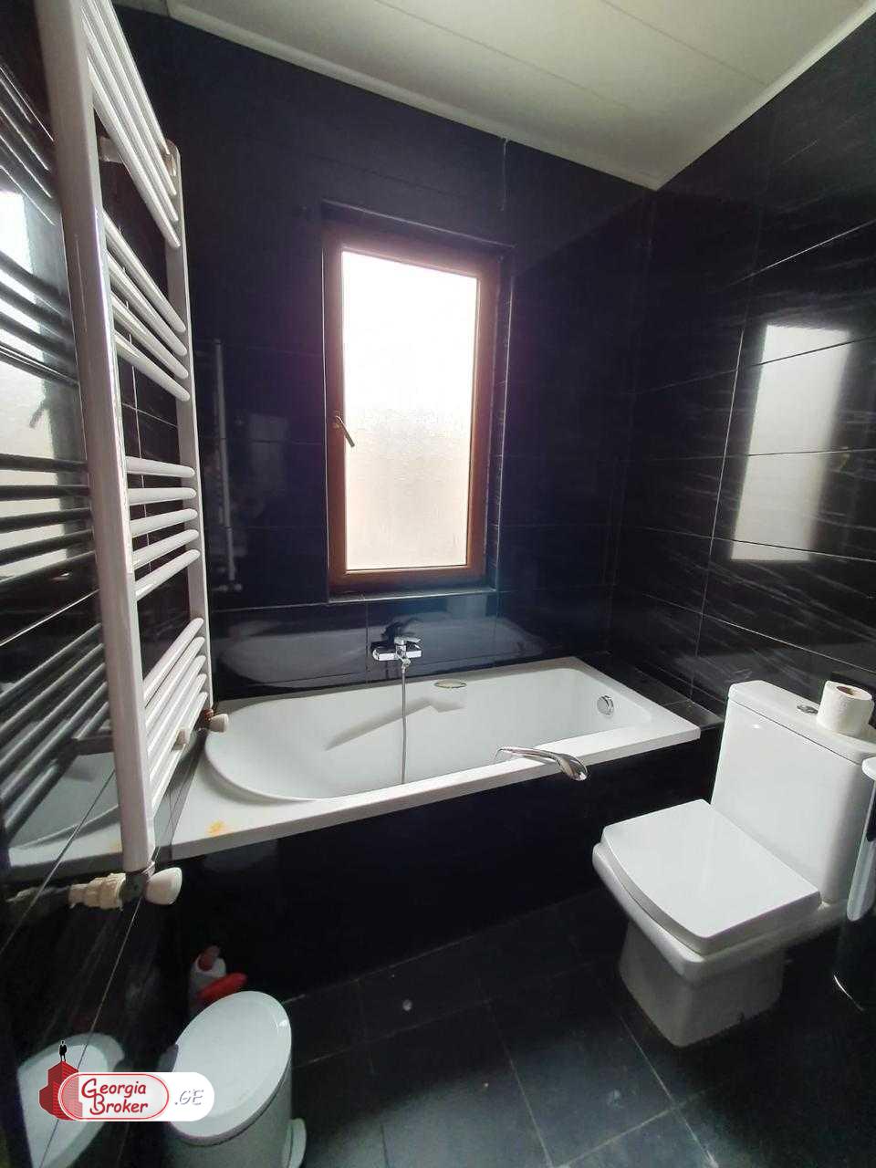 იყიდება ახალი გარემონტებული 6 ოთახიანი სახლი