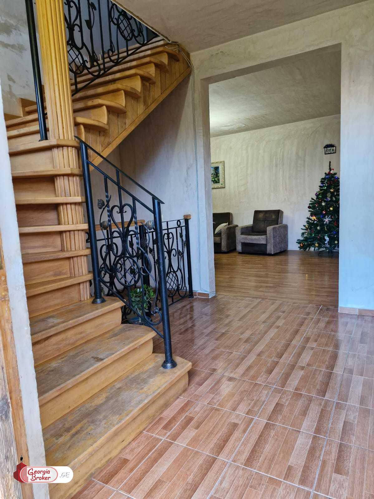 იყიდება ძველი გარემონტებული 8 ოთახიანი სახლი