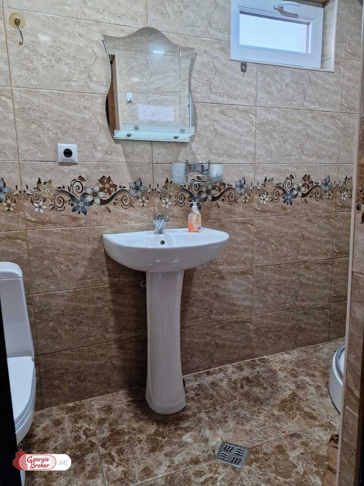 იყიდება ძველი გარემონტებული 8 ოთახიანი სახლი