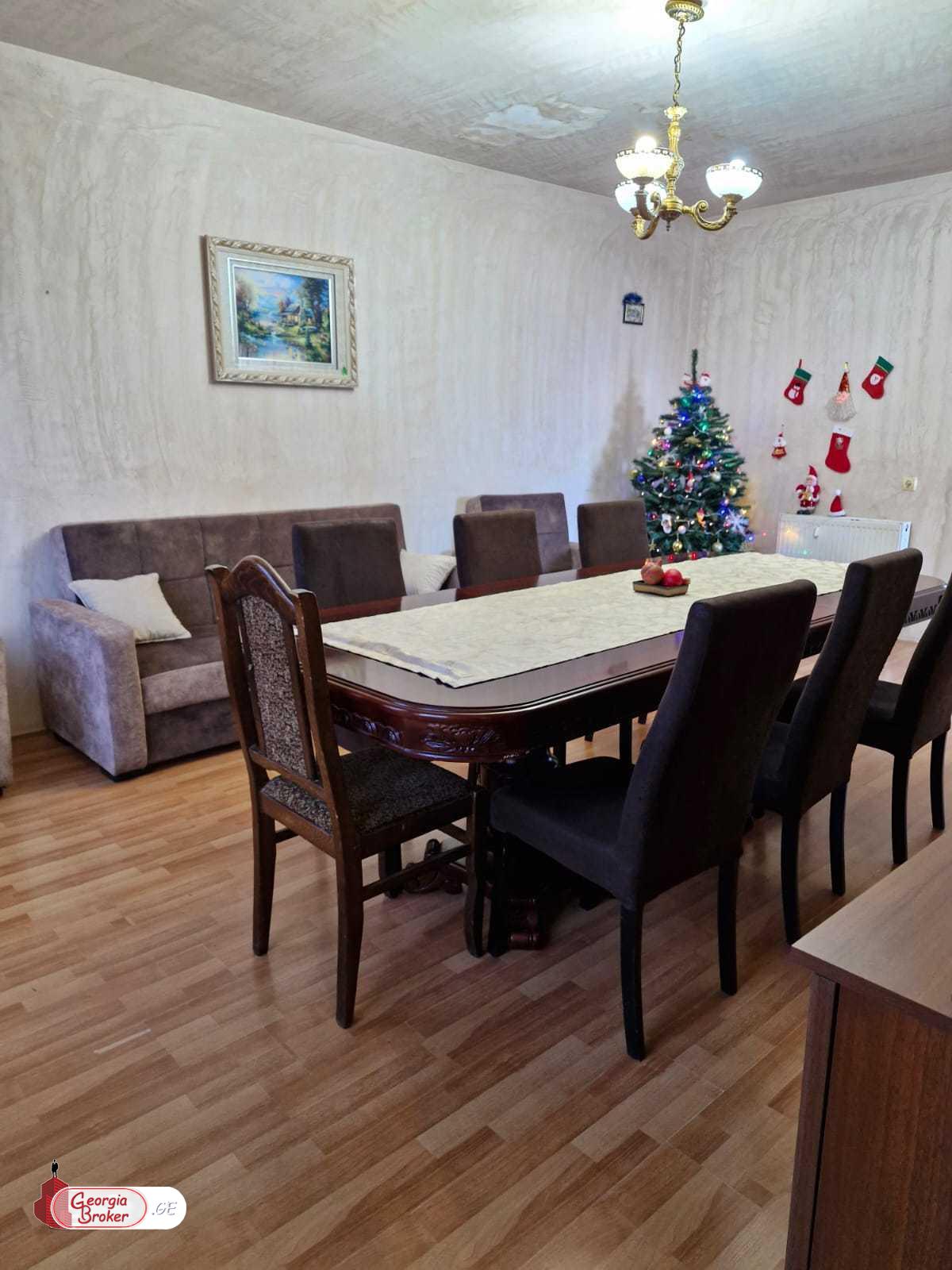 იყიდება ძველი გარემონტებული 8 ოთახიანი სახლი