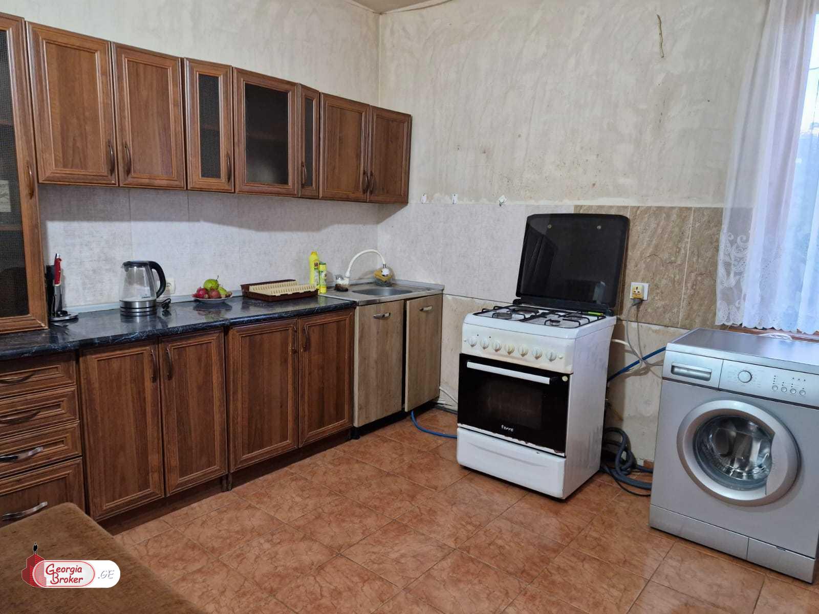 იყიდება ძველი გარემონტებული 8 ოთახიანი სახლი