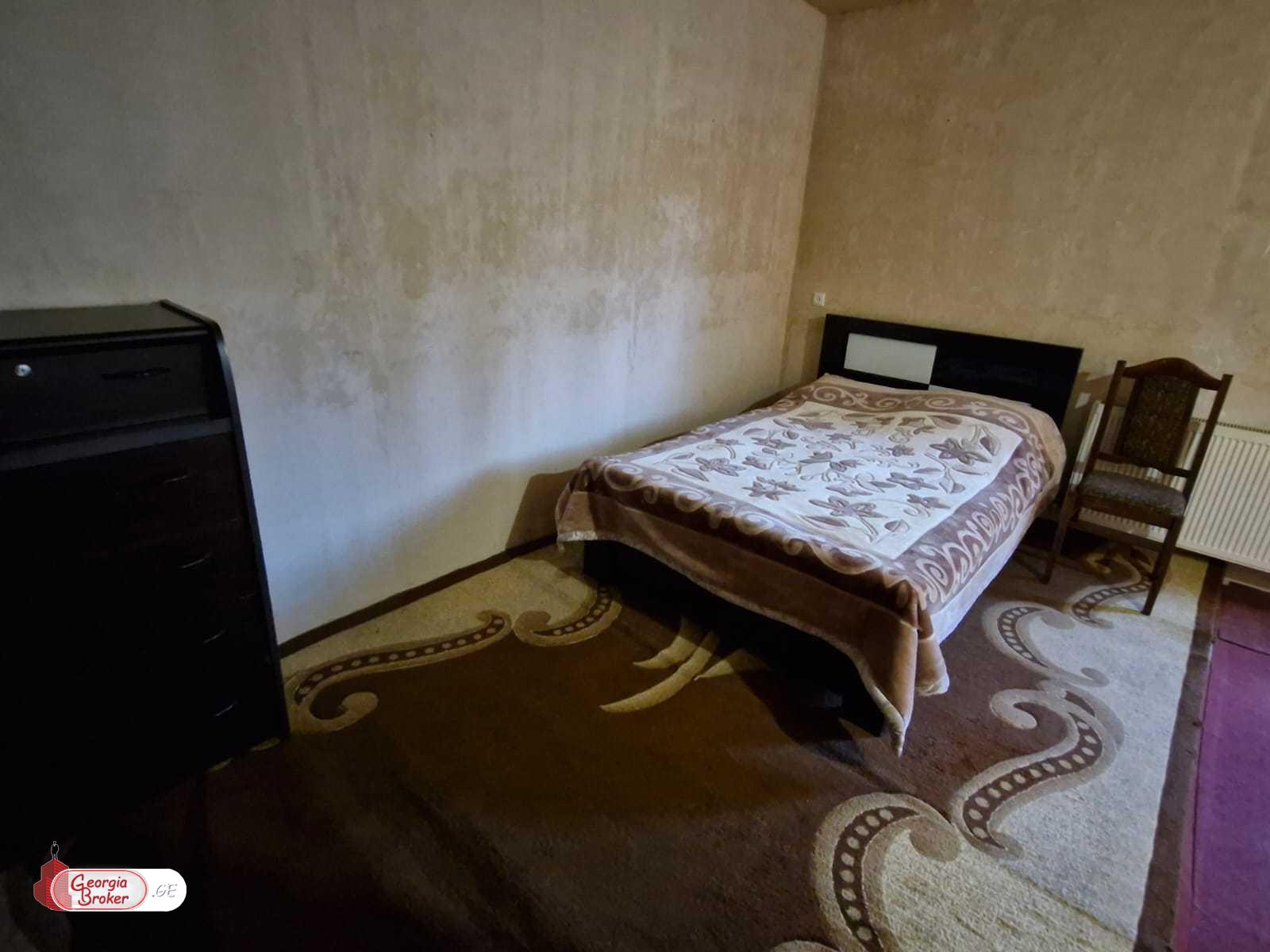 იყიდება ძველი გარემონტებული 8 ოთახიანი სახლი