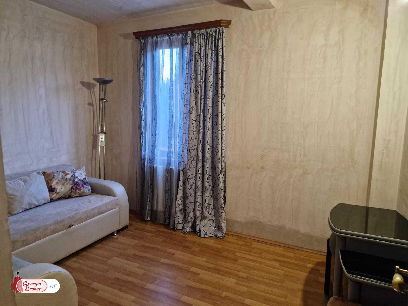 იყიდება ძველი გარემონტებული 8 ოთახიანი სახლი