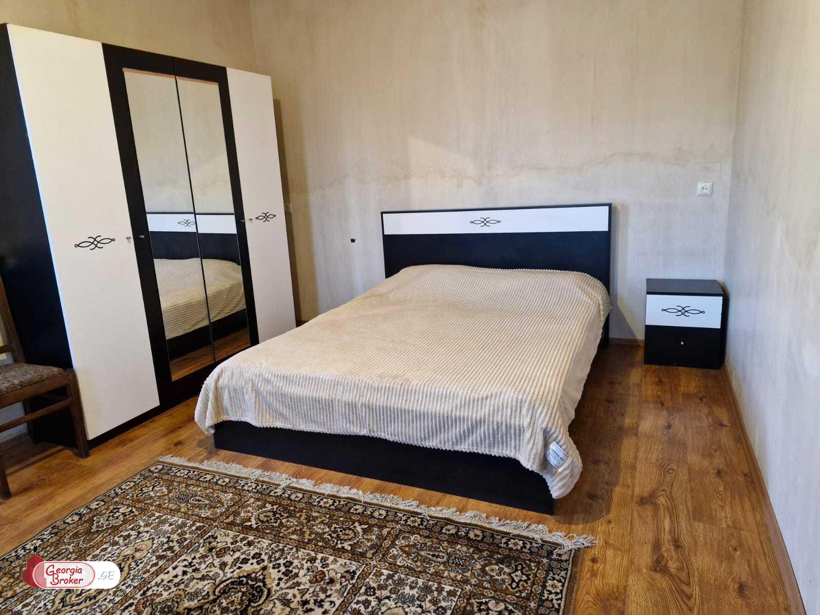 იყიდება ძველი გარემონტებული 8 ოთახიანი სახლი