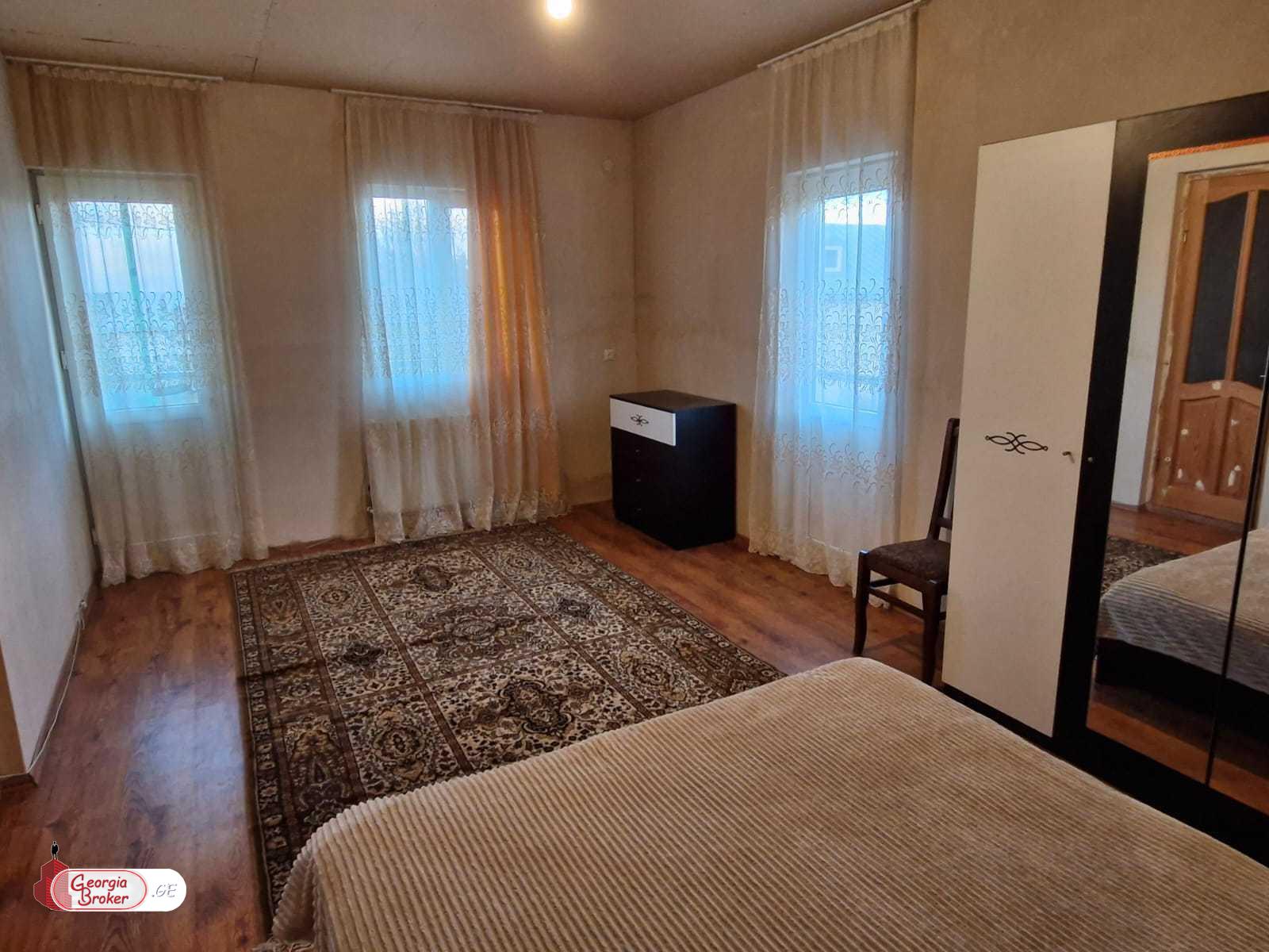 იყიდება ძველი გარემონტებული 8 ოთახიანი სახლი