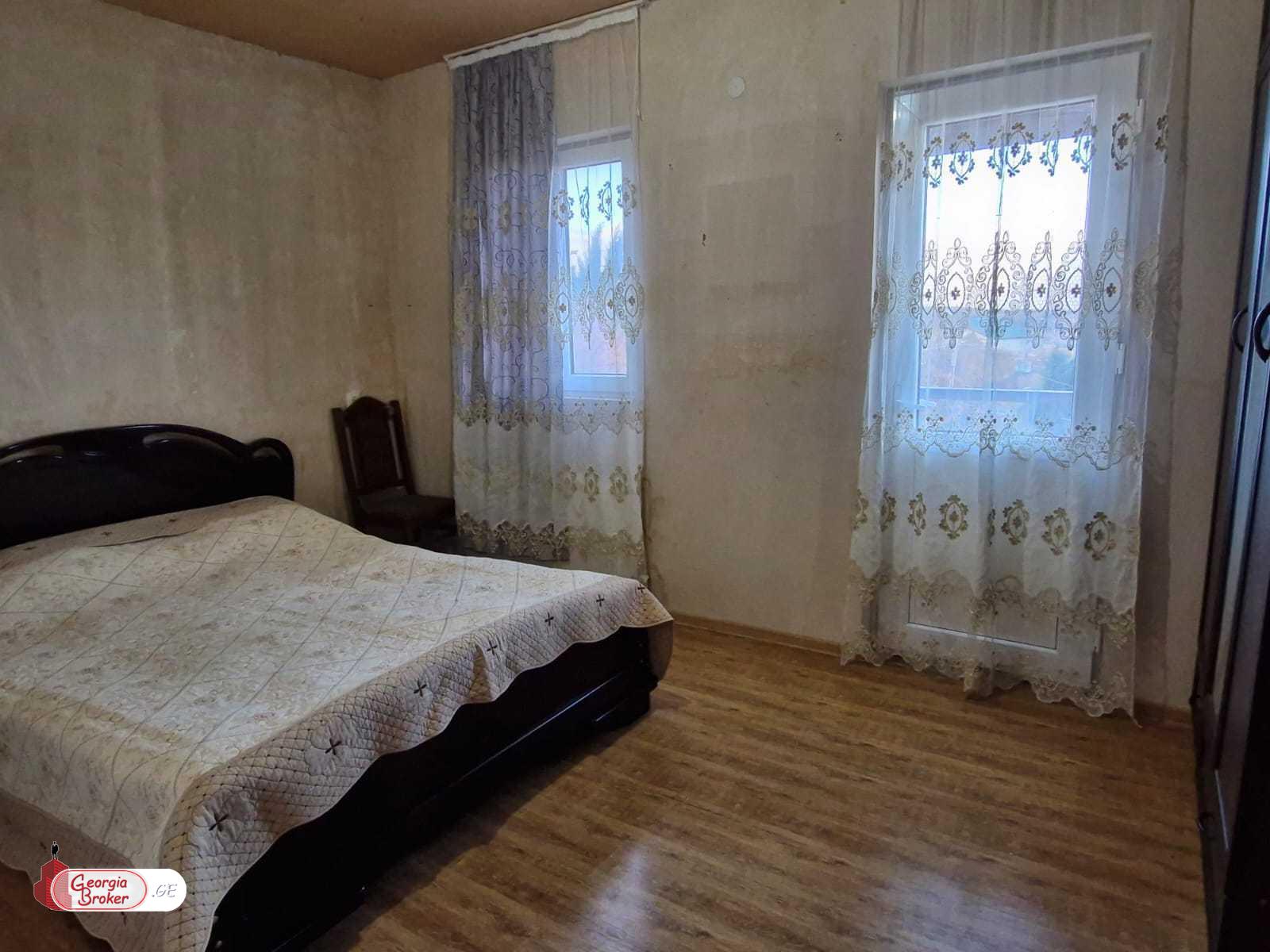 იყიდება ძველი გარემონტებული 8 ოთახიანი სახლი