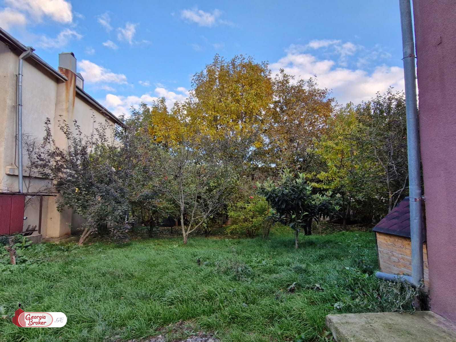 იყიდება ძველი გარემონტებული 8 ოთახიანი სახლი