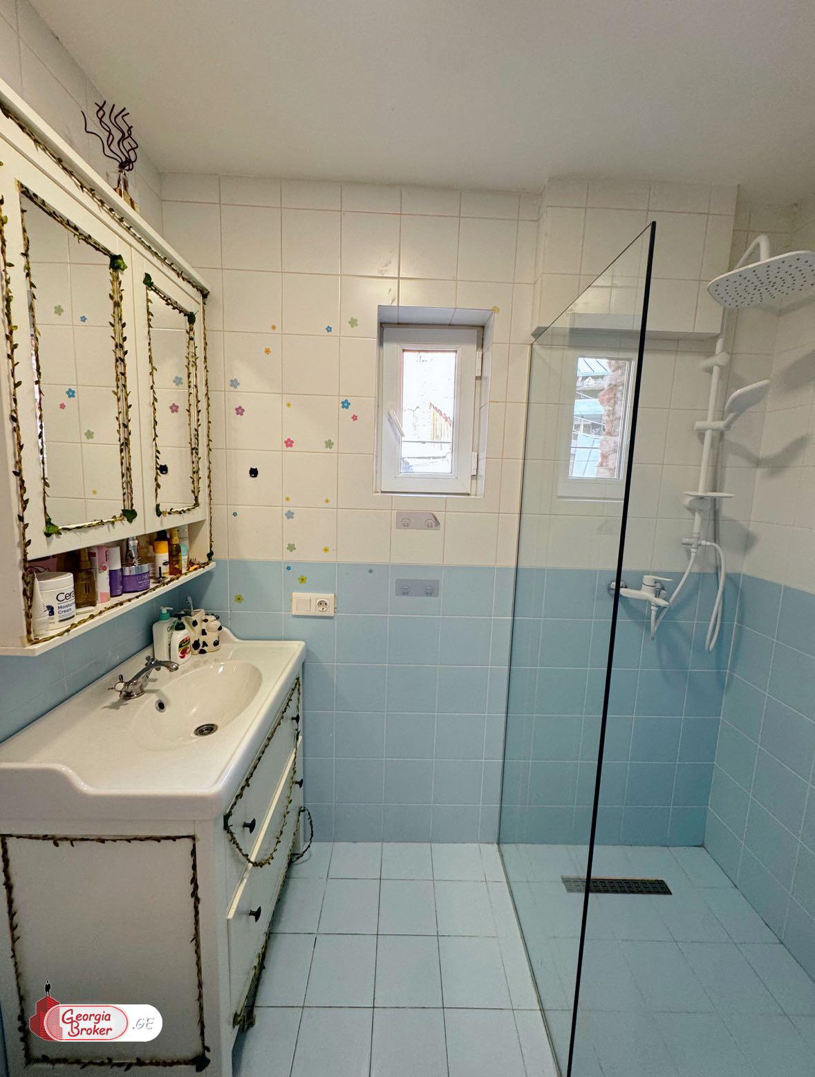 продается квартира с новым ремонтом 3-комнаты