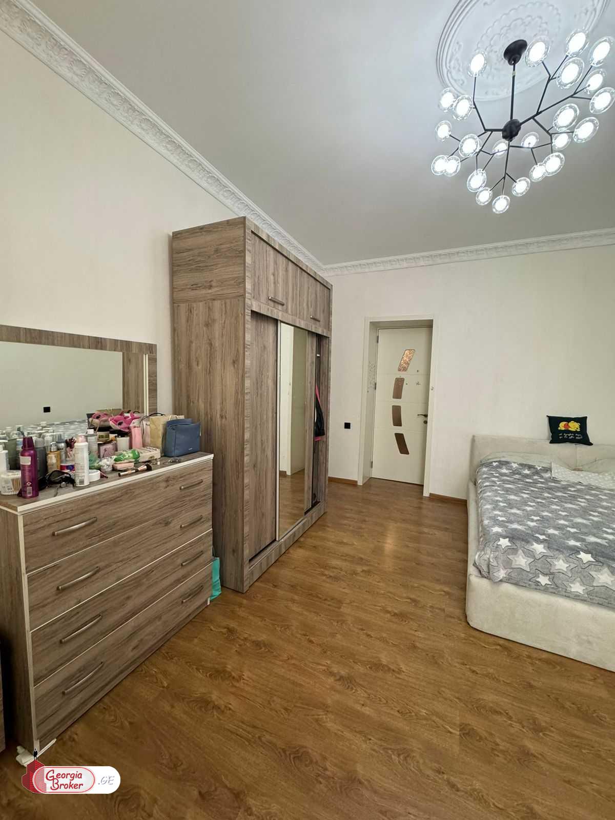 იყიდება ახალი გარემონტებული 4 ოთახიანი ბინა