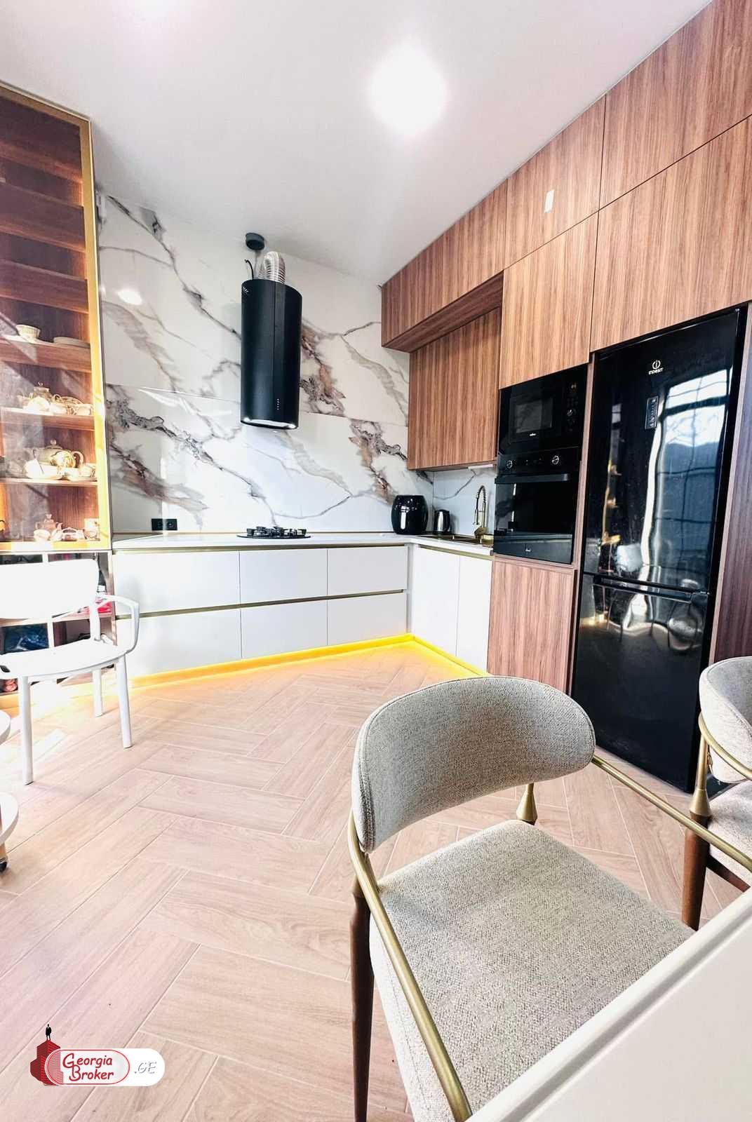 продается дом с новым ремонтом 6-комнат