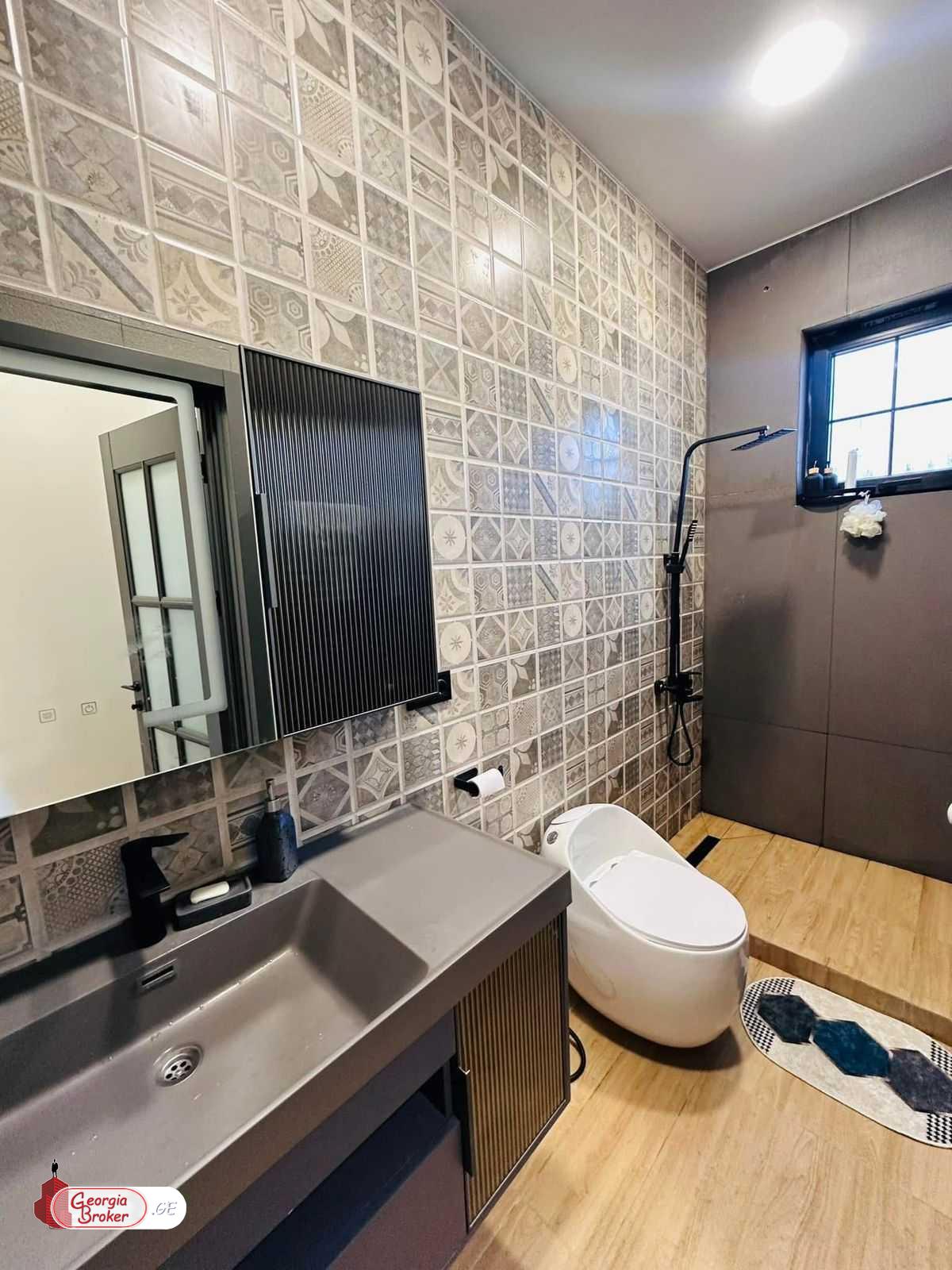 продается дом с новым ремонтом 6-комнат