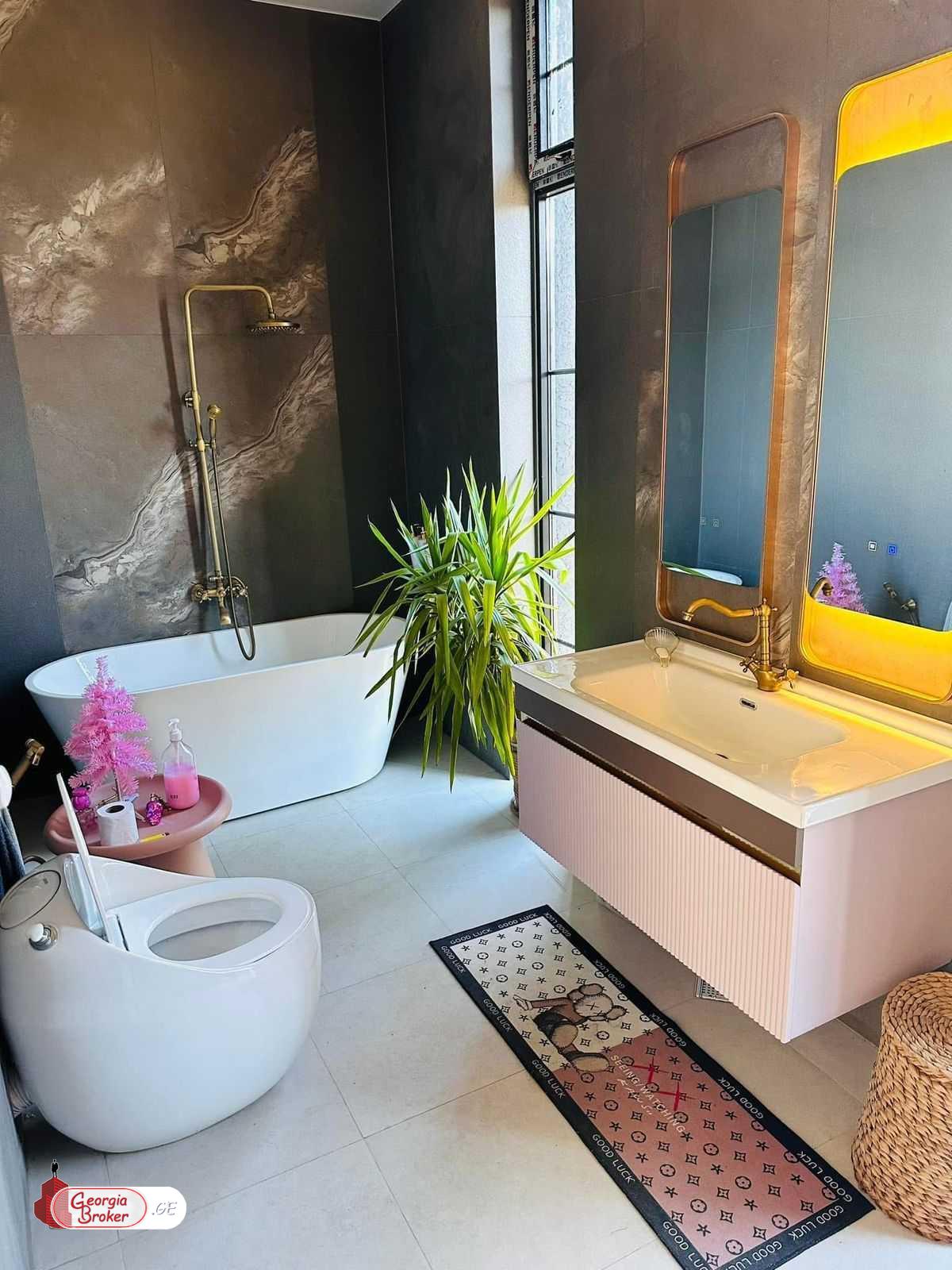 продается дом с новым ремонтом 6-комнат