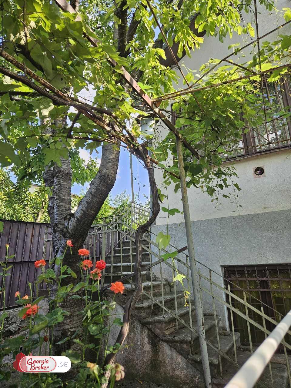 продается дом со старым ремонтом 6-комнат